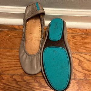 Tieks flats